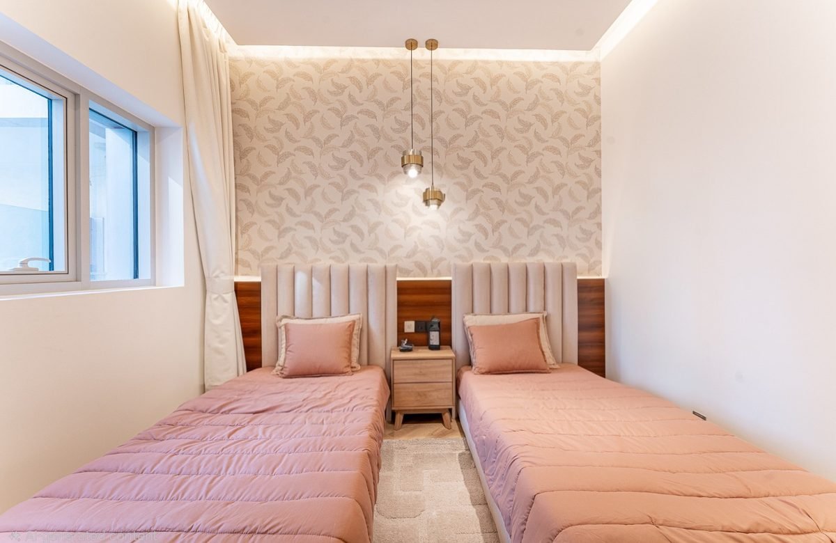 Twin room in blush tones